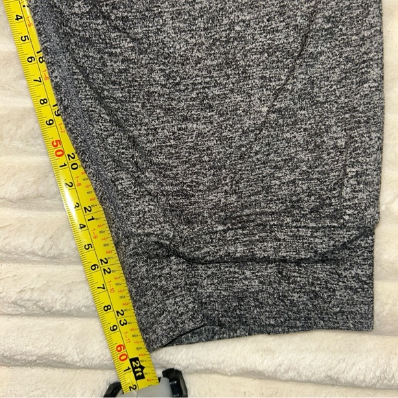 Vuori Women's Gray Jogger Pants - Picture 8 of 8